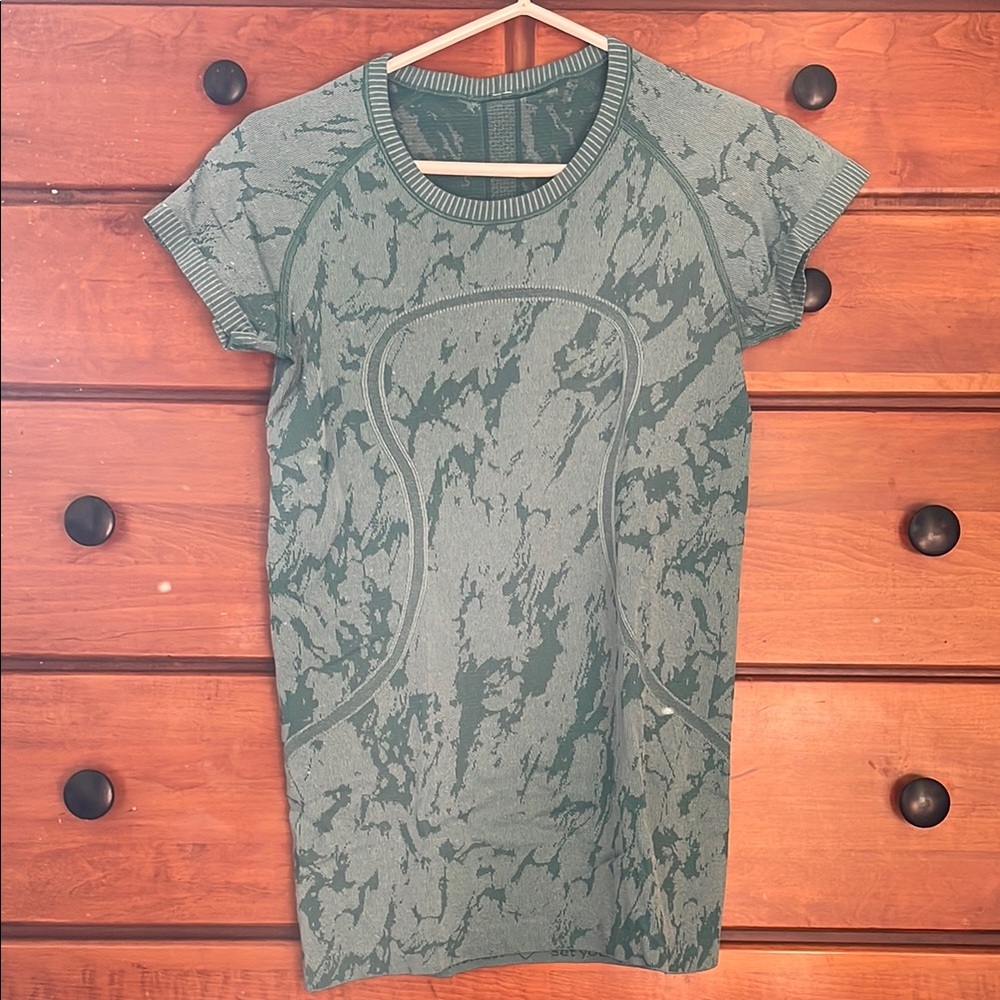 Lululemon Swiftly T-shirt Size 6